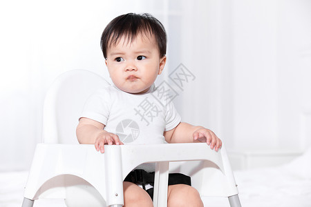 婴儿坐在儿童椅中背景图片