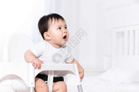 婴儿坐在儿童椅中图片