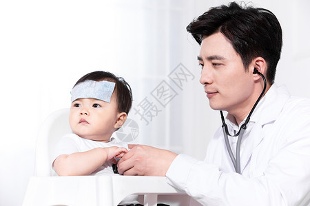 婴儿看病医生给婴儿听诊背景