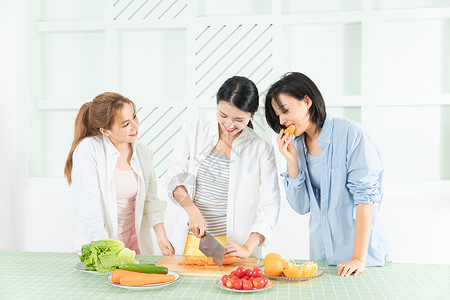 居家闺蜜一起做饭图片