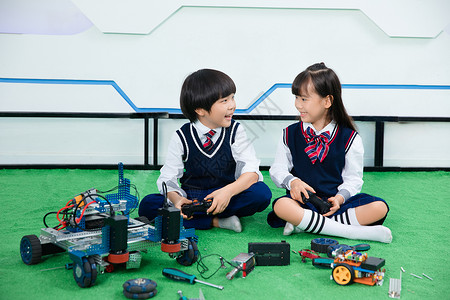 学生动手小男孩和小女孩一起做机器人背景