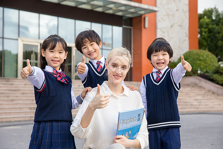 外国人中国外教和学生一起微笑点赞背景