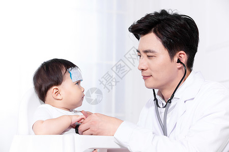 小孩看病男医生给婴儿打针背景