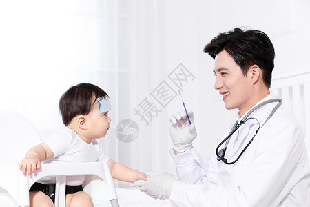 医生和宝宝卡通男医生给婴儿打针背景