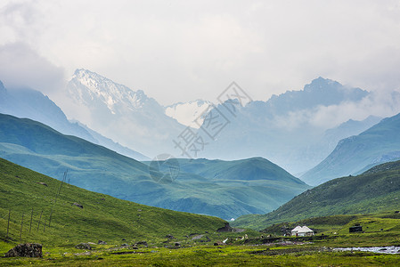 新疆天山山谷河谷云彩背景图片