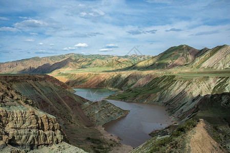 航拍新疆天山山峰云雾云彩背景图片