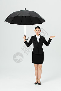 美女白领手持雨伞展示手势图片