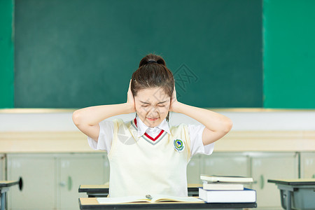 美女高中生双手堵住耳朵高清图片