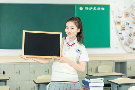 清纯美丽女高中生手拿小黑板图片