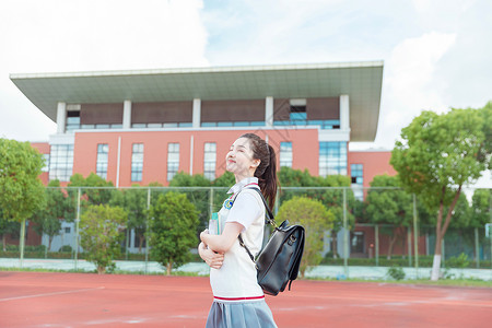 清新女高中生在操场散步背景图片