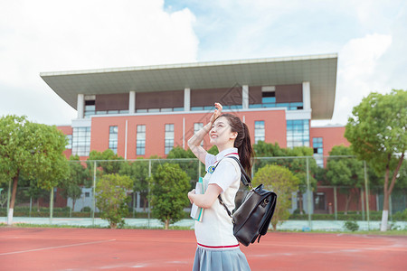 清新女高中生在操场散步背景图片