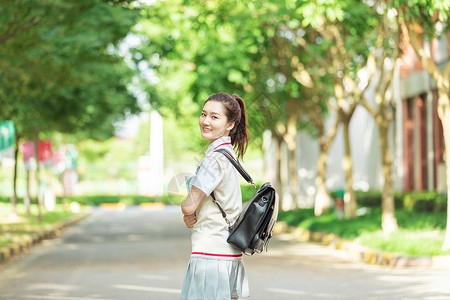 清新女学生下课放学背景图片