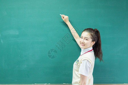 清新美丽高中生清新女学生上黑板写字背景