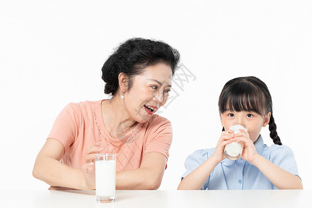 奶奶和孙女一起喝牛奶背景图片