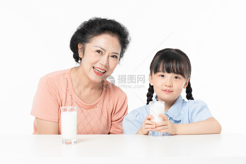 奶奶和孙女一起喝牛奶图片