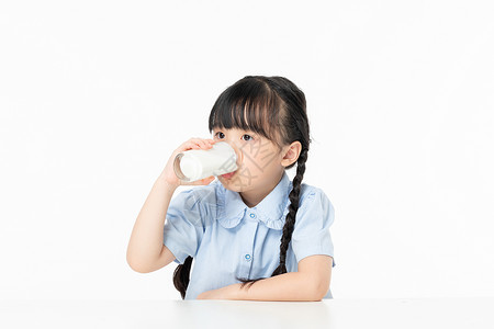 小女孩喝牛奶高清图片