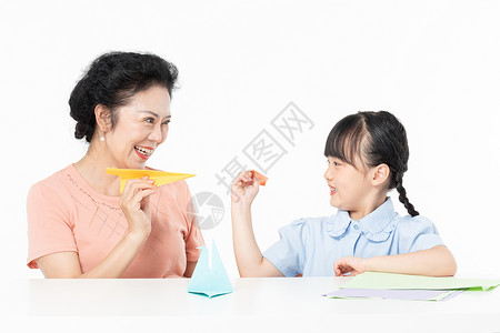 纸飞机铅笔边框奶奶和孙女一起折纸飞机背景