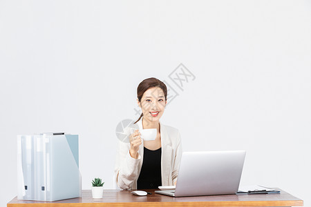 办公室女性喝咖啡图片