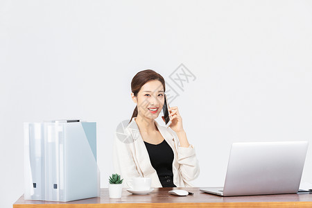 在办公室打电话的商务女性亚洲人高清图片素材