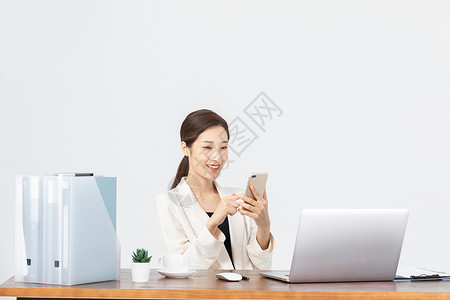 人物手机海报坐在办公室看手机的女性背景