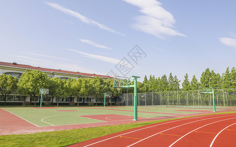 操场跑道和篮球场图片