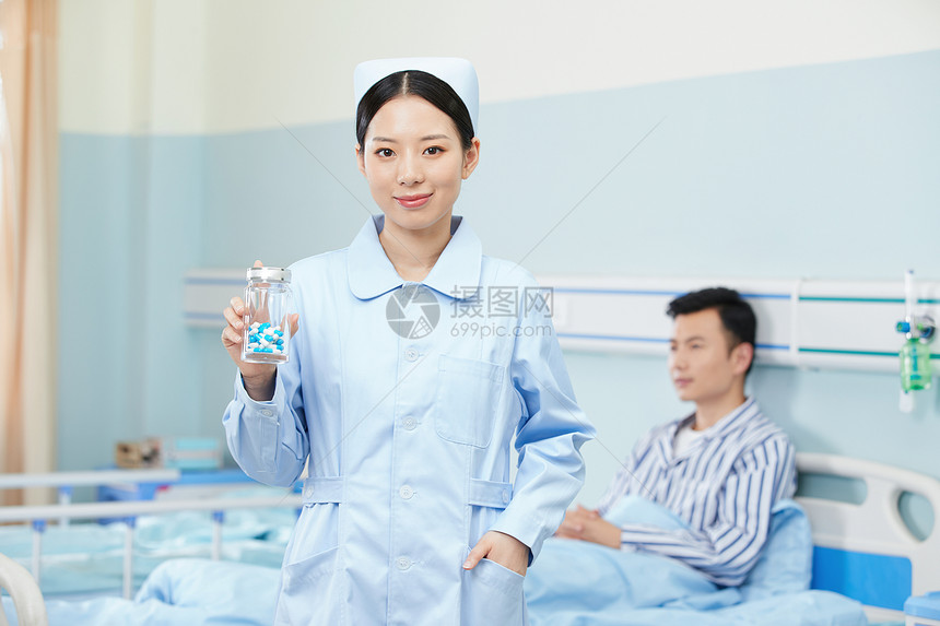 女护士手拿药瓶展示图片