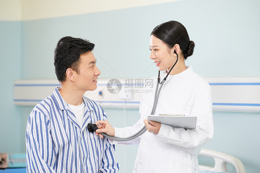 医生用听诊器给病人检查身体图片