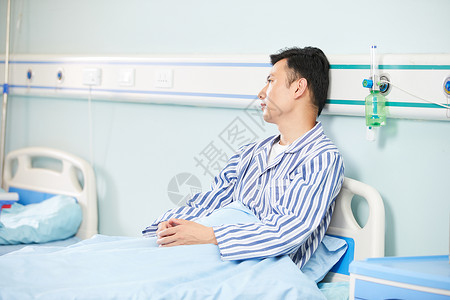 男病人坐在医院病床图片