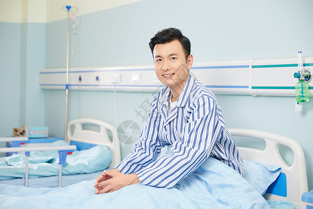 男病人坐在医院病床图片