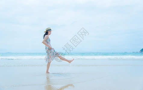 深圳东冲深圳西冲沙滩上的少女玩水背景