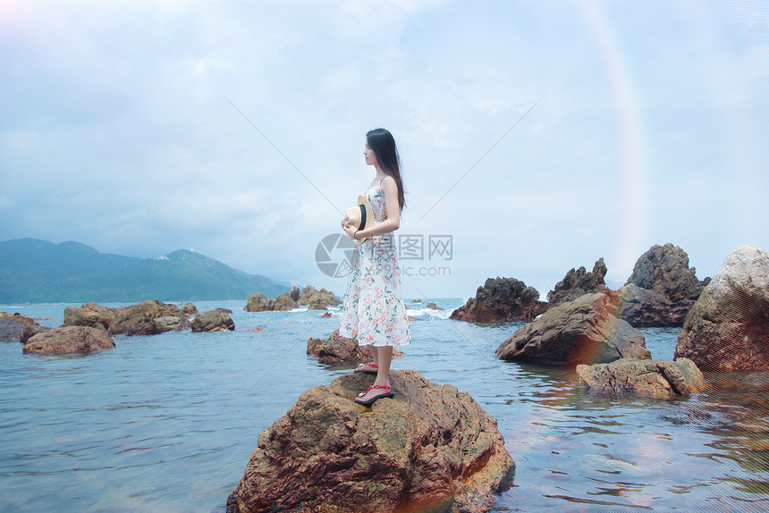深圳西冲情人岛礁石上的少女图片