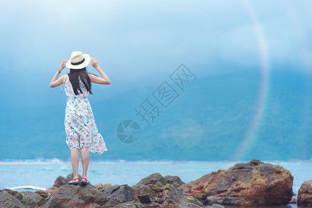 深圳东冲深圳西冲情人岛礁石上的少女背影背景