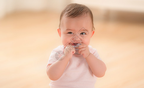 小婴儿开心咬着奶嘴背景图片