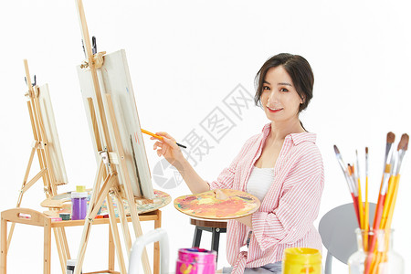 美女画家专心绘画水彩背景图片