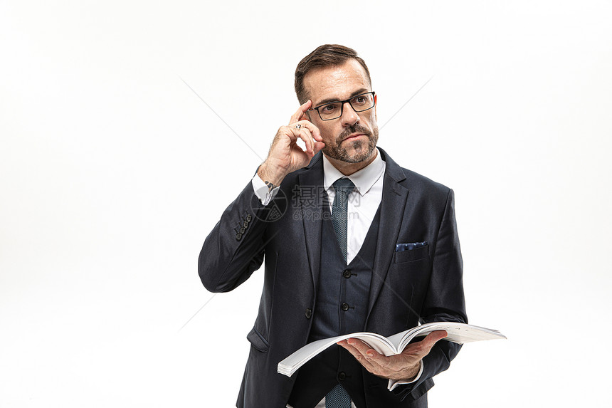 商务男性阅读思考图片