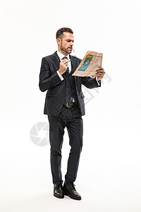 外国人商务男性浏览报纸背景图片