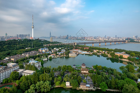 武汉长江大桥和龟山电视塔自然风光高清图片