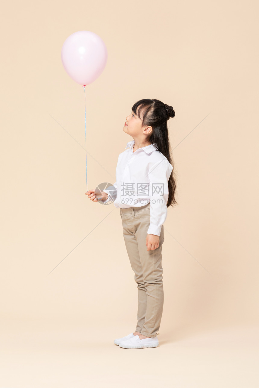 小女孩手拿气球图片