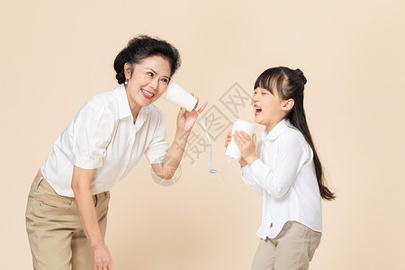 奶奶与孙女用纸话筒传话背景图片