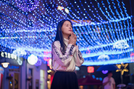 都市夜景少女祈祷人像图片