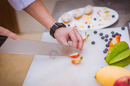 厨师刀厨师正在制作水果拼盘背景