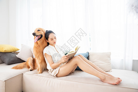 美女与宠物相伴看书图片