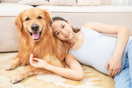孕妇与宠物狗相伴背景图片