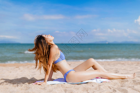 夏日沙滩比基尼海边美女日光浴背景