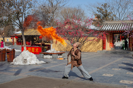 春节庙会杂耍人的喷火表演【媒体用图】（仅限媒体用图使用，不可用于商业用途）背景