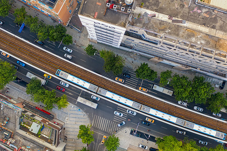 航拍穿城而过的轨道交通列车高清图片