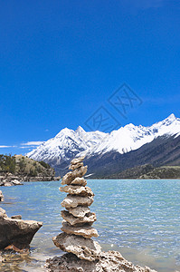 嗡玛尼西藏然乌湖边的玛尼堆背景