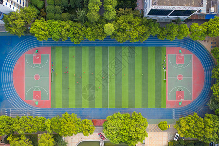 小区跑道都市楼盘小区的足球场背景