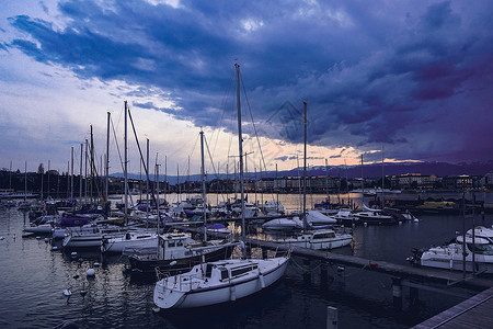 瑞士日内瓦湖港口雨后景观高清图片