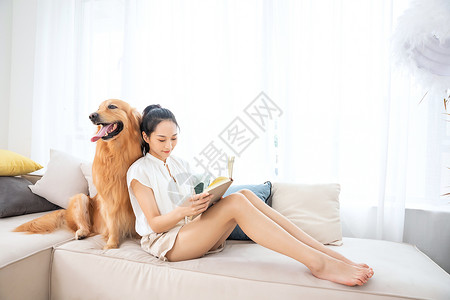 美女主人与宠物狗相伴看书高清图片